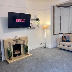  Holiday home Spacious 3 Bed Flat - Nearby - No Pets United Kingdom
